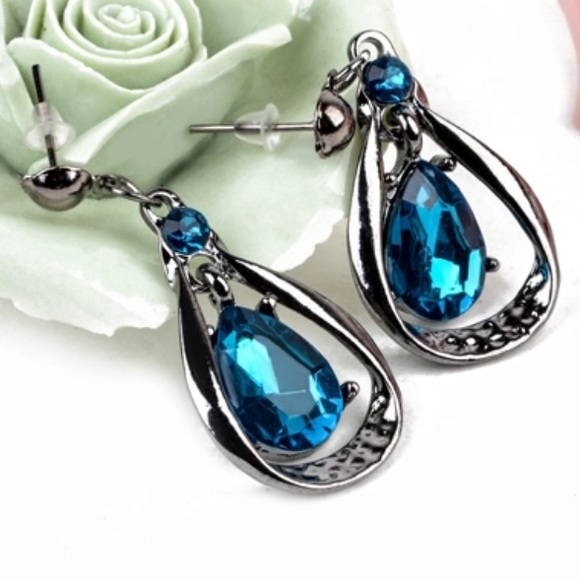 Blue, Green Statement Necklace & Earrings Set - Picture 4 of 8